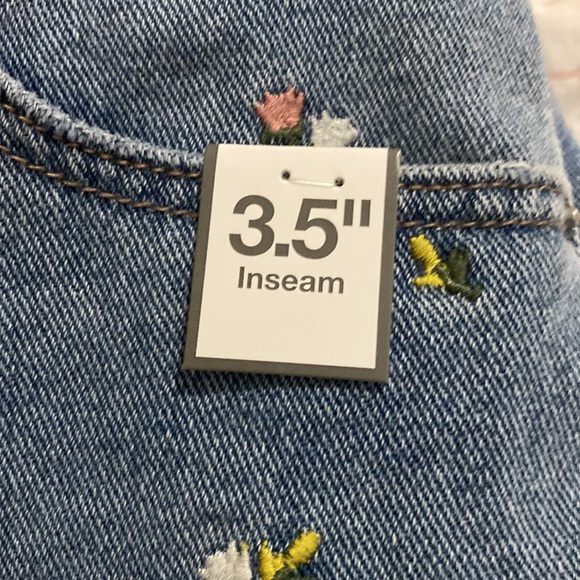 Woman’s embroidered denim shorts. High rise 3.5 inseam true to fit size 14 - Picture 6 of 8